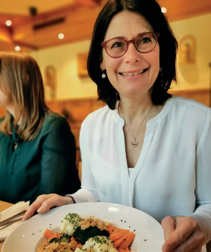 Claudia Moser beim Essen im Restaurant